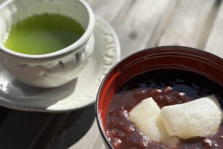 お餅入りのぜんざいには、粉末煎茶が美味しいです🍵