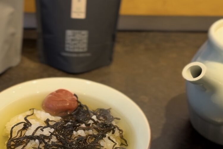 玄米茶で作るお茶漬けは、香ばしくて美味しいです🍚