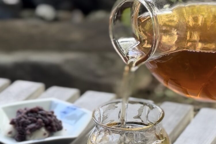 あんころ餅には、水出し焙じ茶をいれました。