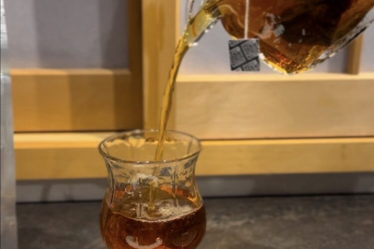 寒い夜、温かい烏龍茶赤を淹れました